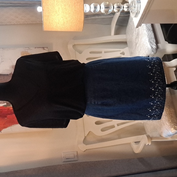 Denim skirt size 13/14 of 100% Cotton. Waist: 31 inches w/zipper back and 19 Len - Picture 3 of 5